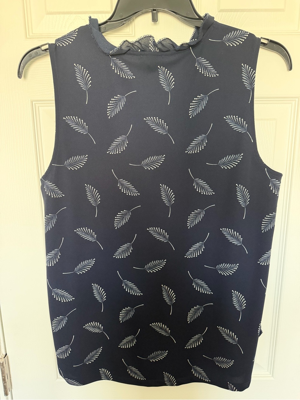 Ann Taylor Factory Navy Floral Leaf Print Sleeveless Blouse Size L - Picture 3 of 4